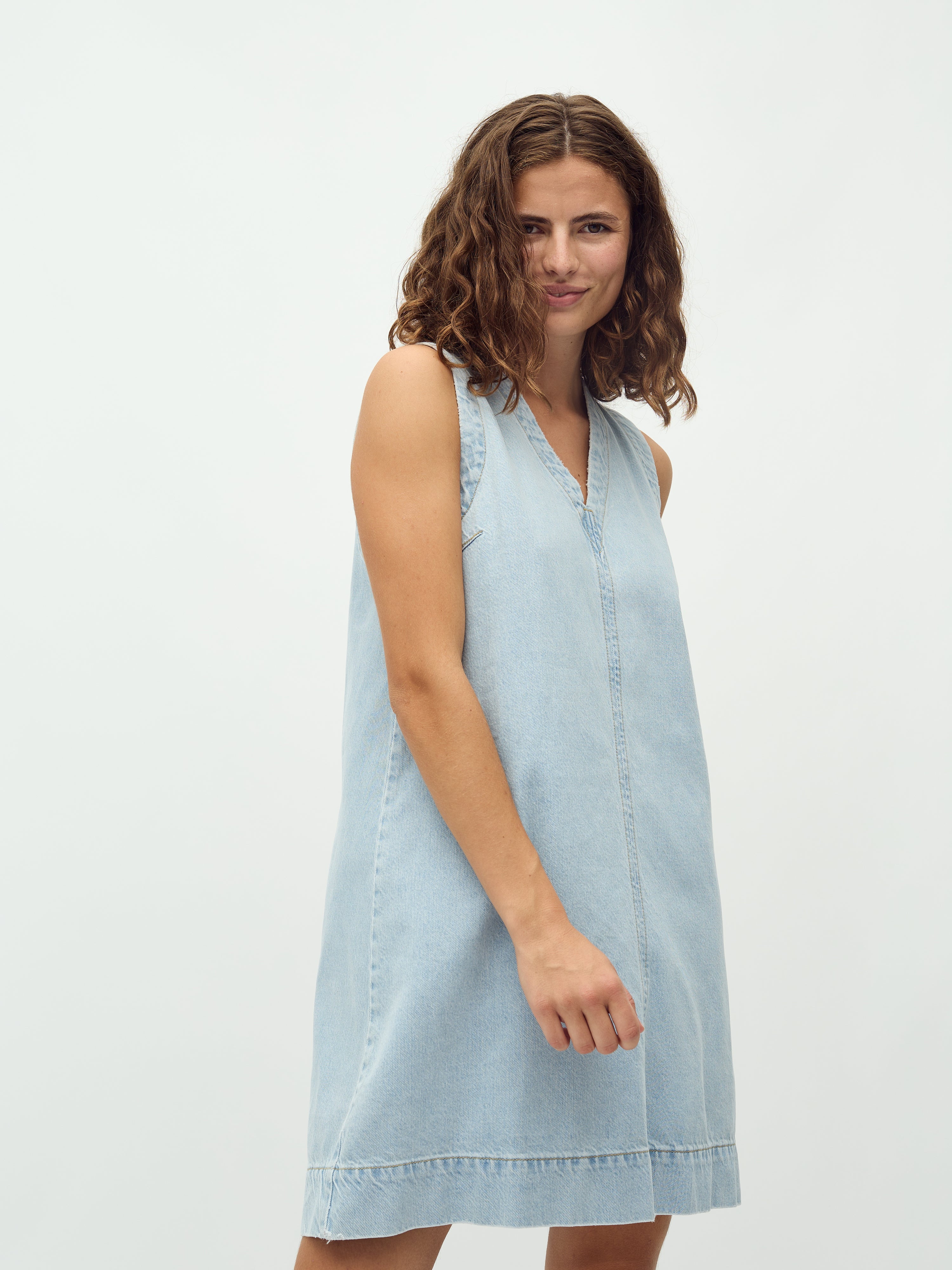 Stasja-M_Lighter Blue Wash_Model_2