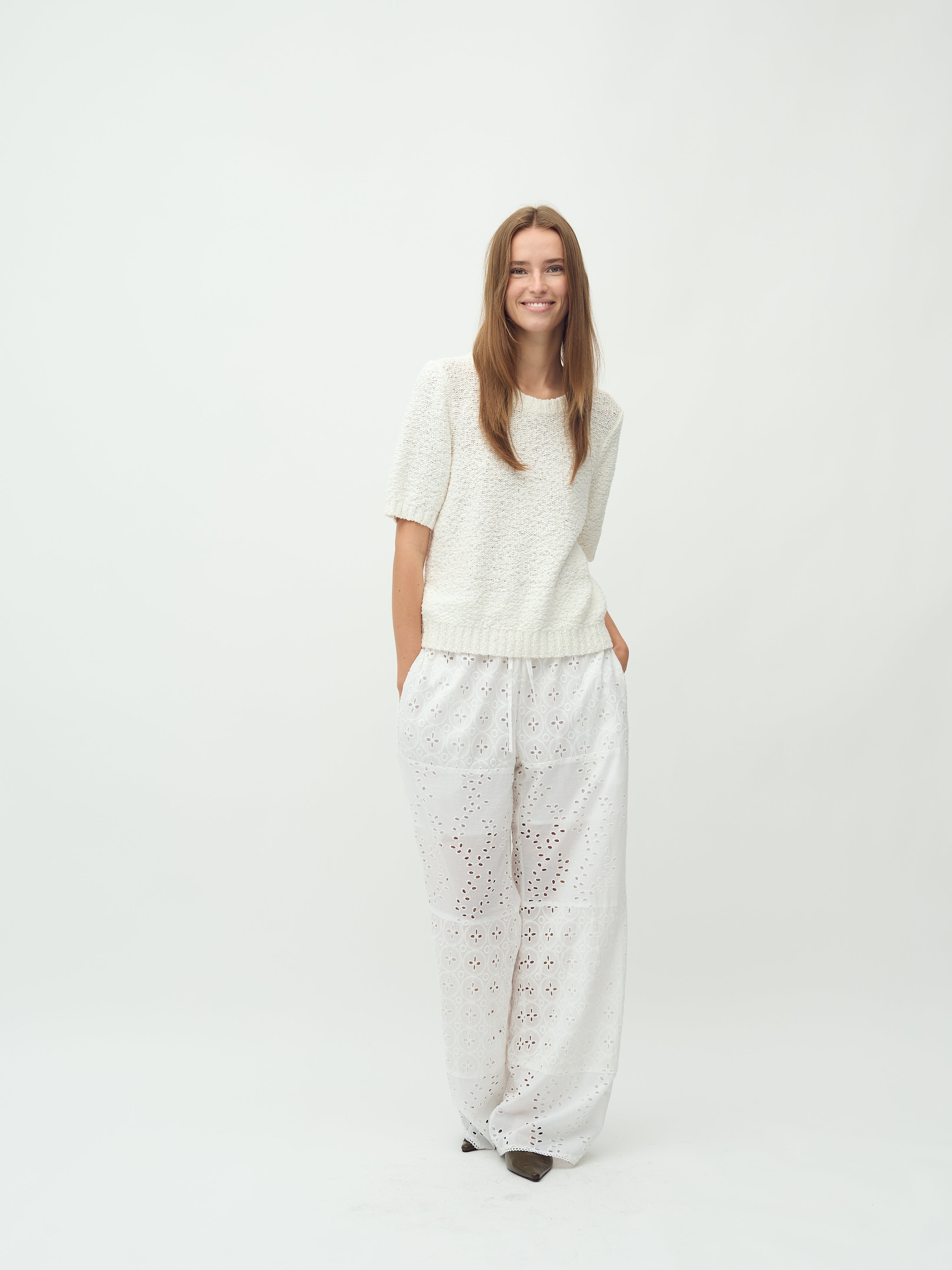 Viljane-M_White_Model_4