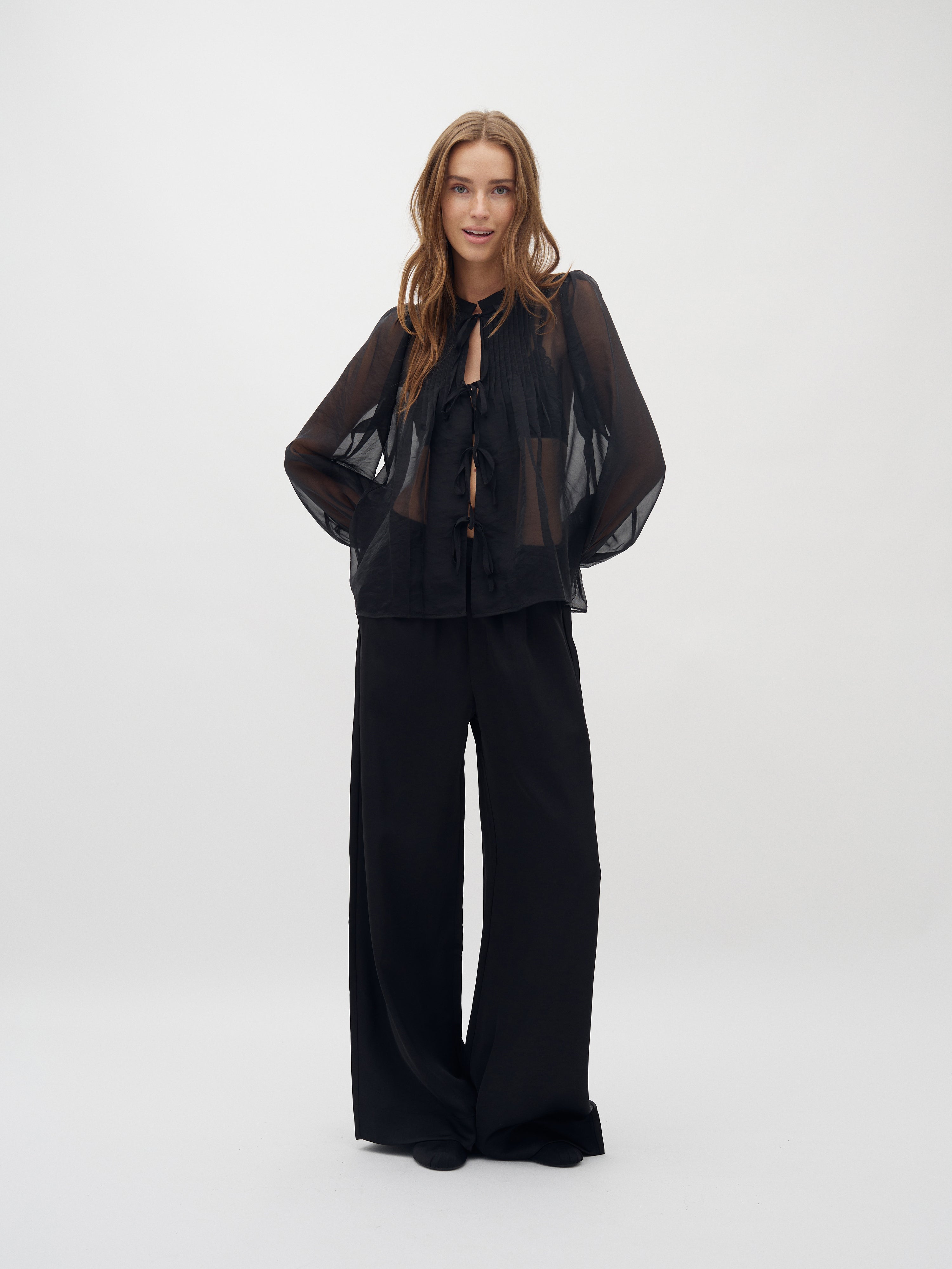 Gemina-M_Black_Model_3