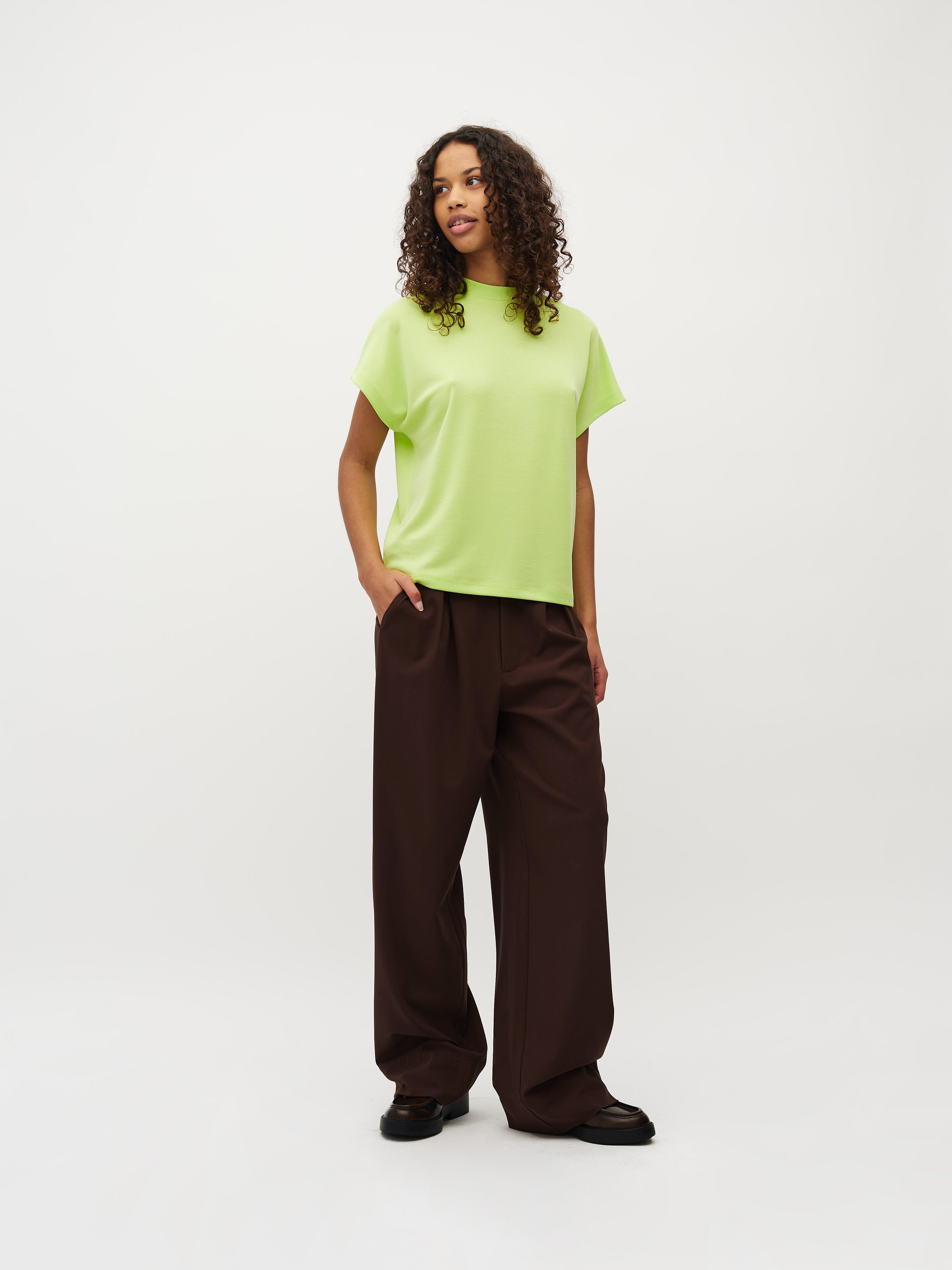 Linea Short-M_Sunny Lime_Model_3