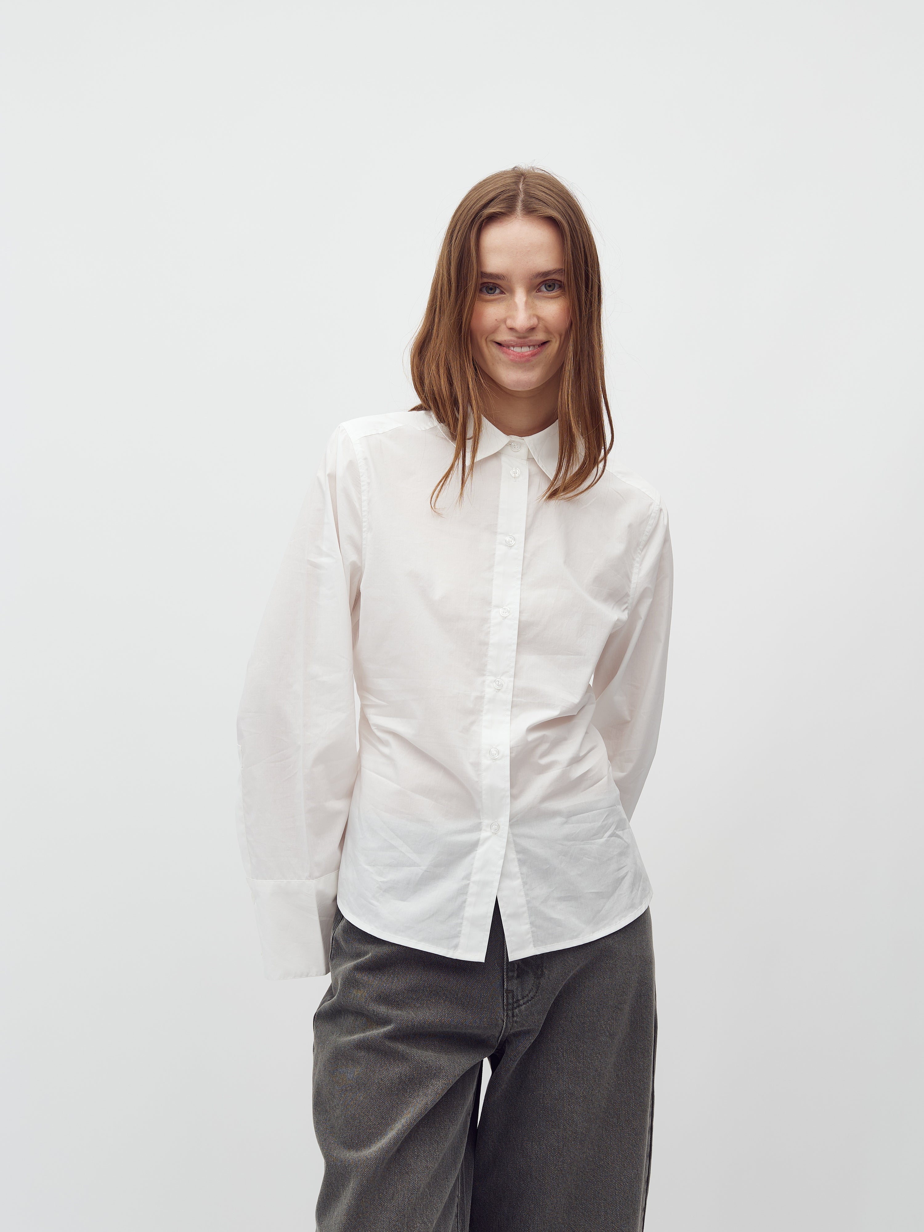 Kaloni-M_White_Model_4