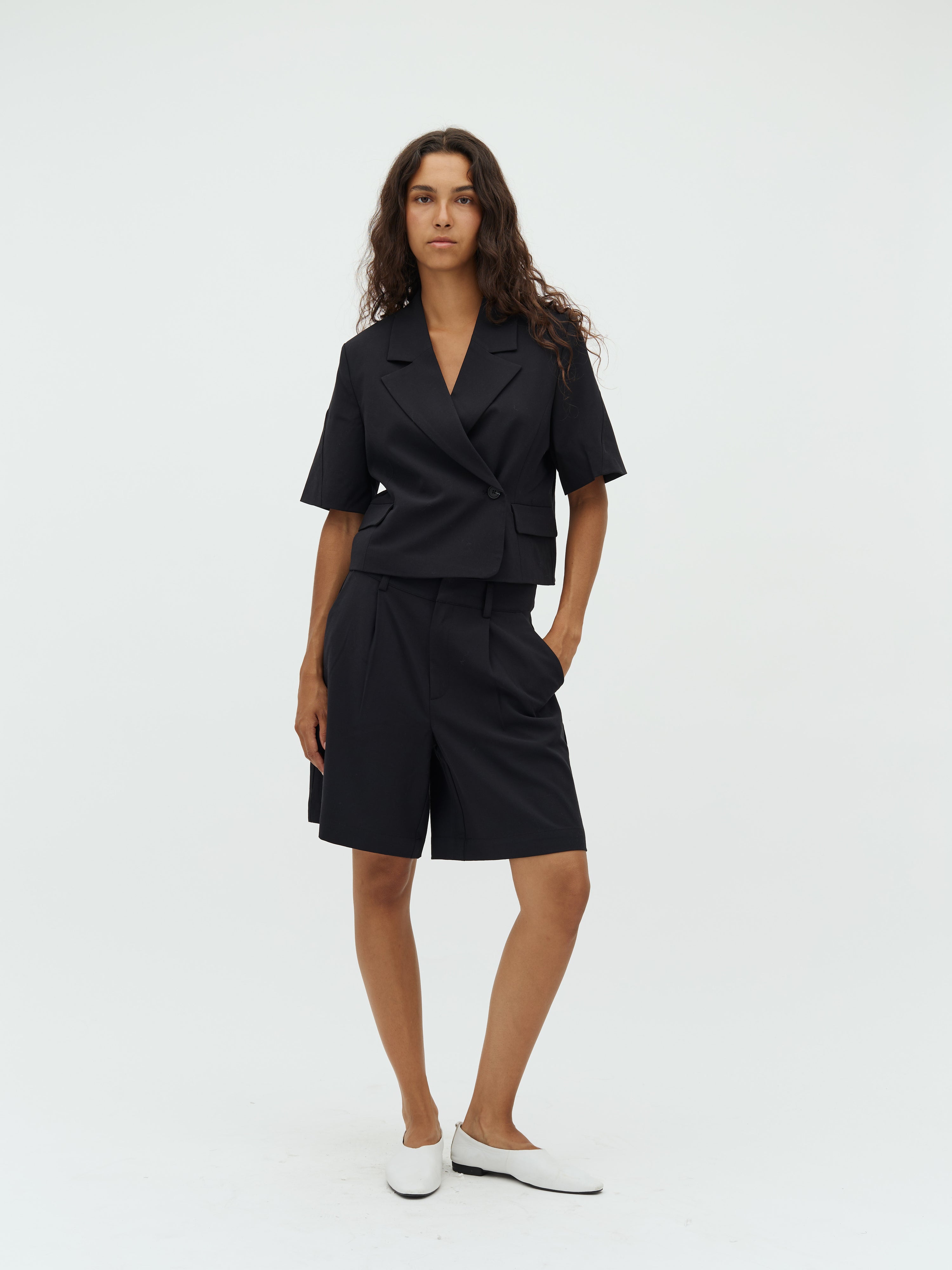 Robina-M_Black_Model_2