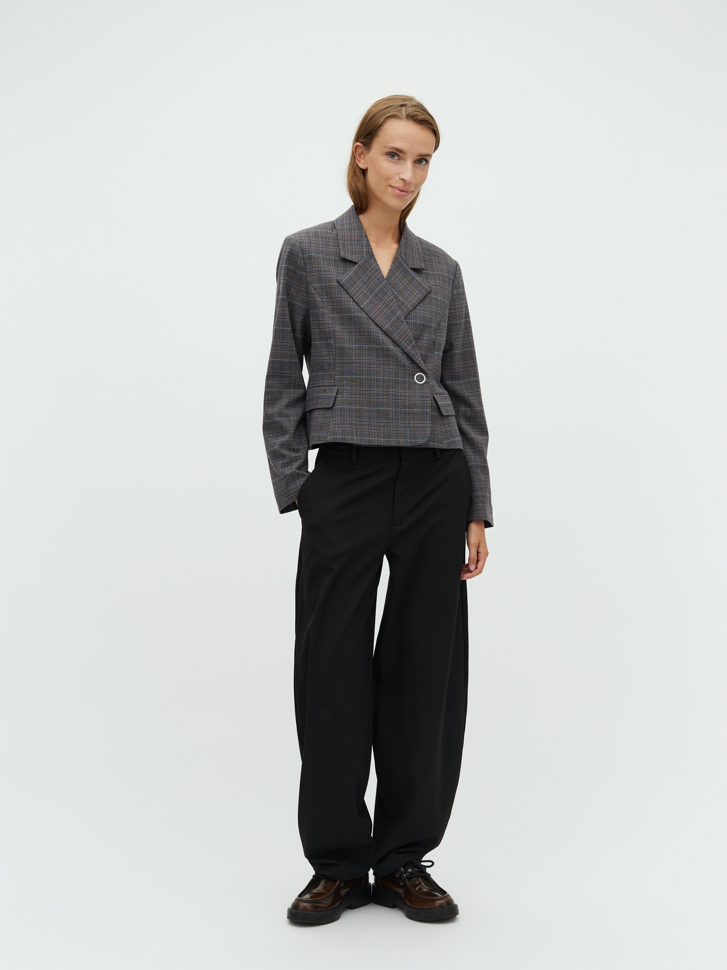 Iva-M_Grey Check_Model_3