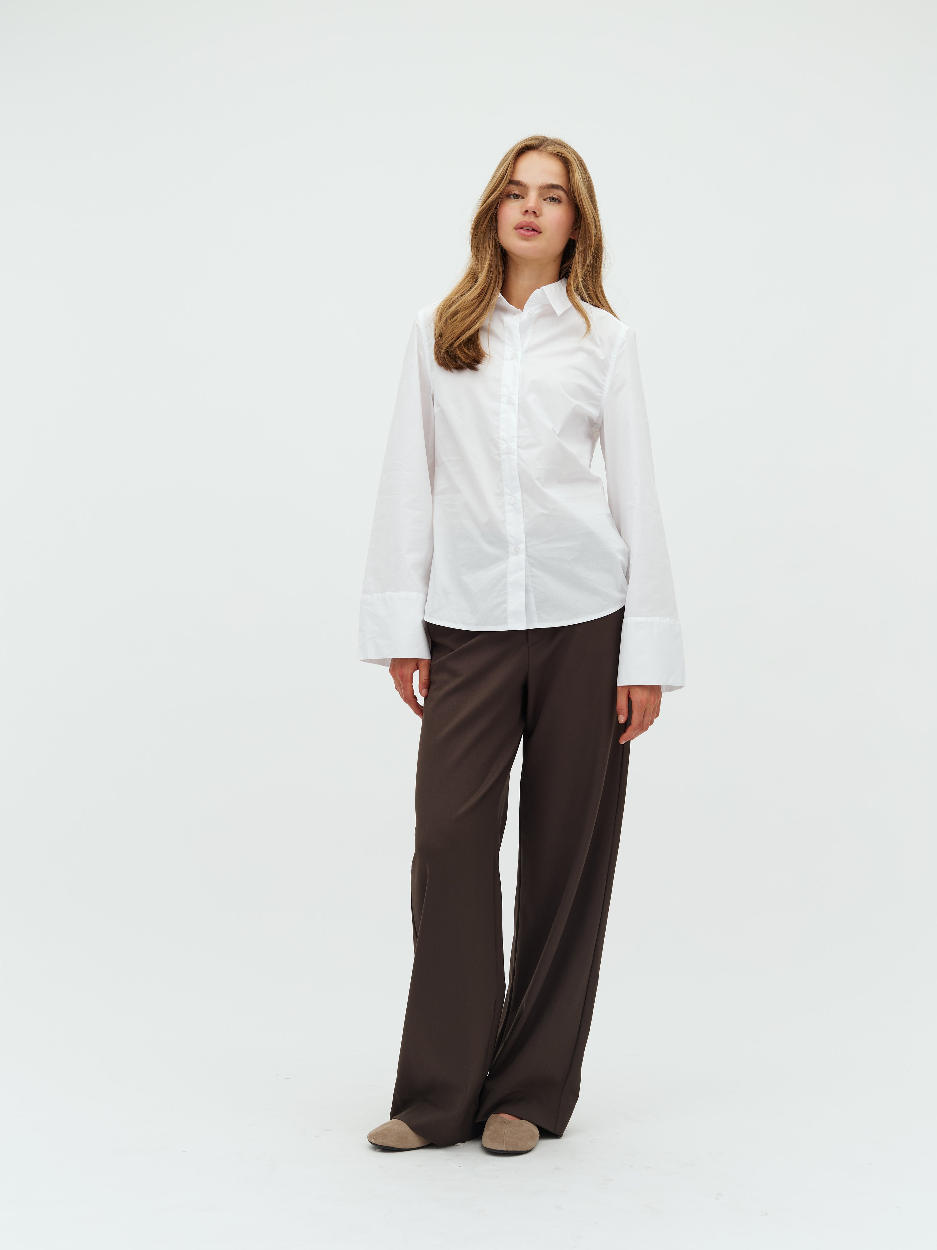 Kaloni-M_White_Model_3