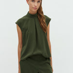 Maaja-M_Pine Green_Model_1