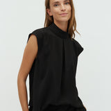 Maaja-M_Black_Model_1