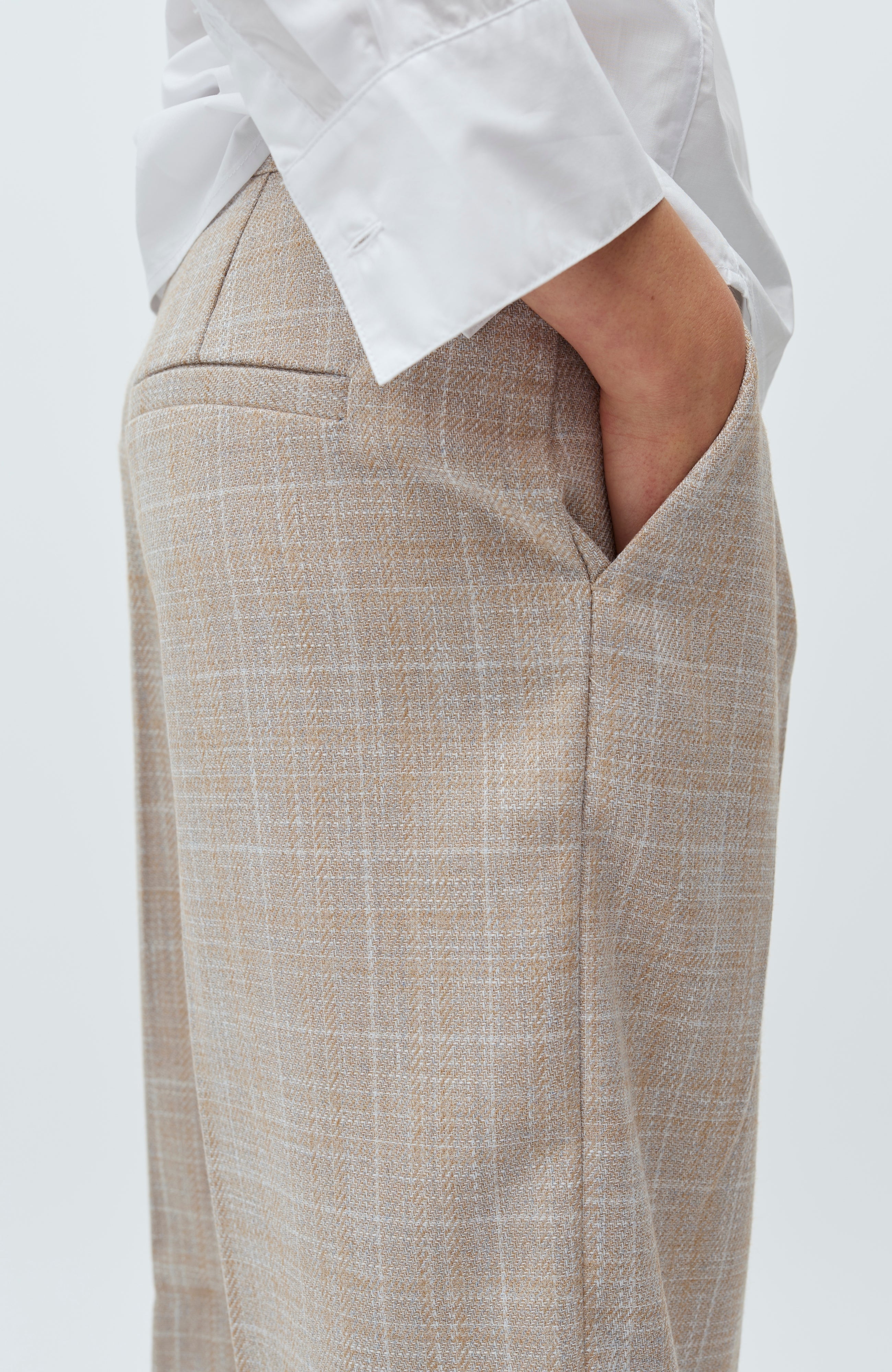Brecan-M_Beige Check_Model_2